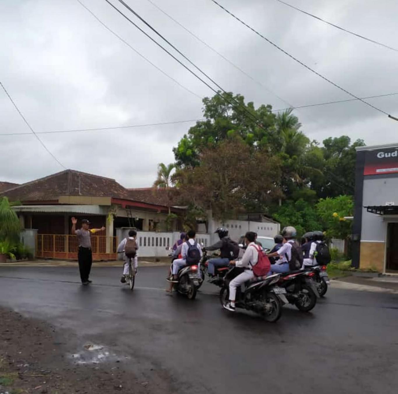 MENYEBERANGKAN JALAN, GIAT RUTIN BABINKAMTIBMAS SRIHARDONO